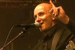 Kuva: Zen Cafen laulaja Samuli Putro. YLE kuvanauha.