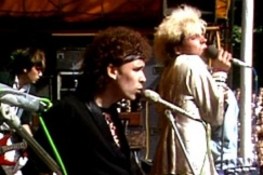 Kuva: Dingo esiintyy Kaivopuistossa. (1984) YLE kuvanauha.