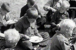 Kuva: Sodan j�lkeen Lappiin toimitettiin mm. ruoka-apua. YLE kuvanauha.