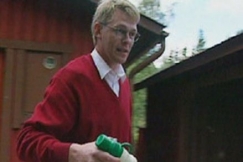 Kuva: Matti Vanhanen pakkaamassa. (1995) YLE kuvanauha.