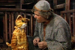 Kuva: Anelma Unelman kissa ja tonttu R�m�kk� juttelevat kesken��n. YLE kuvanauha. 