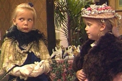 Kuva: Hein�hattu ja Vilttitossu juhlavaatteet p��ll�. YLE kuvanauha.