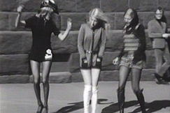 Kuva: Kolme tytt�� hyppii mikrot jalassa. YLE kuvanauha.