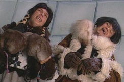 Kuva: Eskimot iglussa. YLE kuvanauha.