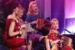 Kuva: Helsingin Kaksrivisnaiset. (1996) YLE kuvanauha.