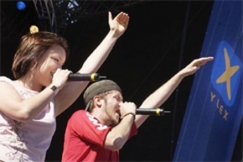 Kuva: Kaisaniemi Pop, Don Johnson Big Bandin Tommy Lindgren ja Emma Salokoski lavalla. Kuvaaja: Heli Sorjonen.