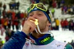 Kuva: Mika Myllyl� suutelee kultamitaliaan. (1997) YLE kuvanauha.