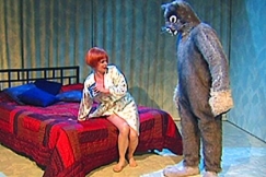 Kuva: Elina Knihtil� ja salaper�inen marsu. YLE kuvanauha.