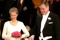 Kuva: P�ivi Hertzberg ja Paavo Lipponen vastavihittyin�. (1998) YLE kuvanauha.