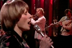 Kuva: Maija Hapuoja ja Heikki Sarmannon yhtye. (1981) YLE kuvanauha.