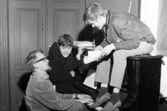 Kuva: Kalle Holmberg, Kaisa Korhonen ja Timo Bergholm YT:n tiloissa. (1965) YLE Valokuva-arkisto.