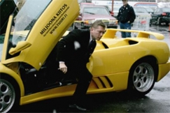 Kuva: Miljoona Kiitos � hyv�ntekev�isyyskampanja Suomen sotaveteraanien hyv�ksi. Vesa Keskinen ja h�nen lahjoittamansa arpajaisvoitto Lamborghini Diablo VT Roadster. (2003) Mika Kanerva.