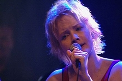 Kuva: Jonna Tervomaa 1999 Tavastialla. YLE kuvanauha.