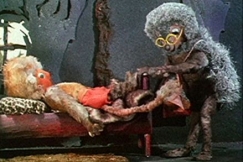 Kuva: Piikkitohtori Siili tutkii Heikkopeikon h�nt��. YLE kuvanauha.