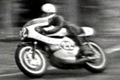 Kuva: Jarno Saarinen Pyynikinajossa. (1971) YLE kuvanauha.