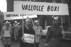 Kuva: Iso kuva: Opiskelijoiden asuntomielenosoitus. (1962) YLE kuvanauha.
Pieni kuva: Autonpoltto Jyv�skyl�n opiskelijamielenosoituksessa. (1968) YLE kuvanauha.