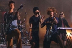 Kuva: Rasmus keikalla VR:n makasiineilla (1999) YLE valokuva-arkisto