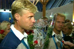 Kuva: Jyrki J�rvi ja Thomas Johanson lentoasemalla. (2000) YLE kuvanauha.