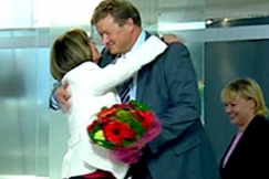 Kuva: Eva Polttila saa kukkia viimeisen juontovuoronsa j�lkeen (2009). Kukittajina Jouni Kemppainen ja Marjo Ahonen. YLE kuvanauha.