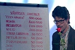 Kuva: Ari Korvola pui vaalirahoja. YLE kuvanauha.