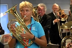 Kuva: Satu M�kel�-Nummela soittaa puhallinorkesterin kanssa vastaanottojuhlassa. (2008) YLE kuvanauha.