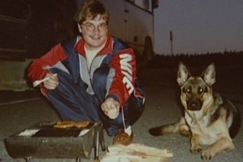 Kuva: Ismo Kumpulainen koiransa kanssa. YLE kuvanauha.