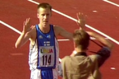 Kuva: Mika Maaskola valokuvattavana. (1989) YLE kuvanauha.