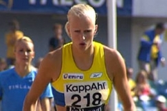 Kuva: Carolina Kl�ft valmistautuu hyppyyn. (2004) YLE kuvanauha.