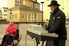 Kuva: Kajaanin torilla (2004). YLE kuvanauha.