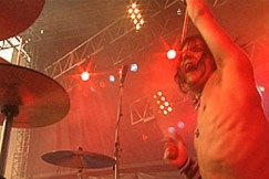 Kuva: Jussi 69 rummuissa. (2005) YLE kuvanauha.