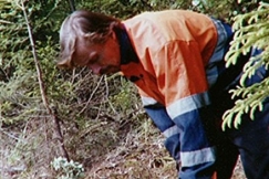 Kuva: Juha Laitinen kaivaa maata. YLE kuvanauha. 