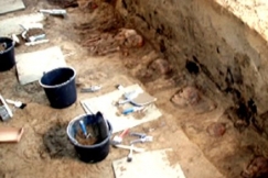 Kuva: Huhtiniemen hautakaivauksia. (2006) YLE kuvanauha.