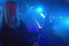 Kuva: HIM esiintyy. (1997) YLE kuvanauha.