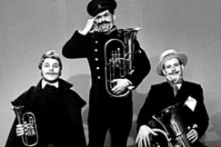 Kuva: Tesvision musiikkiohjelma. Kuvassa keskell� Lasse Malmlund. YLE kuvanauha.