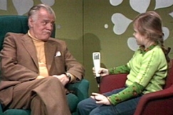 Kuva: Kaisa Martinkauppi haastattelee Tauno Paloa (1975). YLE kuvanauha.