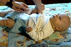 Kuva: Vauvalle vaihdetaan kestovaippaa. YLE kuvanauha. 