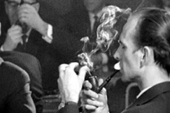 Kuva: Meteorologi Paavo Salmensuu tavoittelee Suomen mestaruutta piipunpolttokisoissa(1962). YLE kuvanauha.