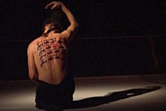 Kuva: Tanssija Harri Kuorelahti Kenneth Kvarnstr�min teoksessa 