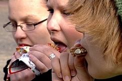 Kuva: Meri Tuominen, Marjo Suvanto ja Suvi Haapala sy�v�t v�lipalapatukkaa. YLE kuvanauha.