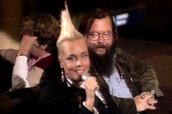 Kuva: Hantta Krause (Hannele Schlizewski) juontaa Helsingin Asemaravintolassa. (1984) YLE kuvanauha.