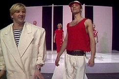 Kuva: Pirkka-Pekka Petelius juontaa Velipuolikuun muotin�yt�st�. YLE kuvanauha. 