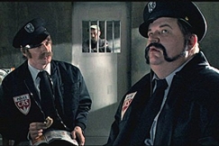 Kuva: Poliisit sellin edess�. YLE kuvanauha. 