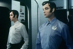 Kuva: Kaksi miesmallinukkea neuvostoliittolaisessa tavaratalossa. YLE kuvanauha. 