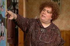 Kuva: Olga P. Postinen n�ytt�� sukutaulua. YLE kuvanauha. 