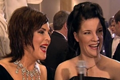 Kuva: Laulajat Paula Koivuniemi ja Hanna Pakarinen (2005). YLE kuvanauha.