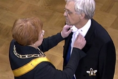 Kuva: Tarja Halonen suoristaa Pentti Araj�rven solmiota. YLE kuvanauha. 