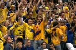 Kuva: Ruotsin kannattajia salibandyn MM-finaalissa. (2002) YLE kuvanauha.