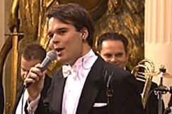 Kuva: Laulaja Mikael Konttinen Linnan juhlien solistina (2006). YLE kuvanauha.