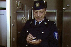 Kuva: Reinikainen pit�� tekohampaita k�dess��n. YLE kuvanauha. 