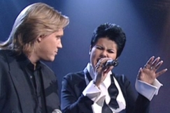 Kuva: Samuli Edelmann ja Sani laulavat. YLE kuvanauha.